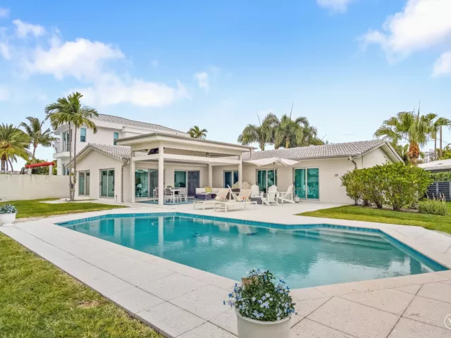 3-bedroom home for rent in Fort Lauderdale - 35 Castle Harbor Isle Drive - MondialRealty