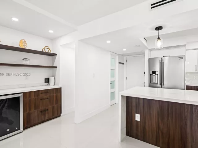 1-bedroom condo for rent in Miami Beach - 5701 Collins Ave 503 - MondialRealty