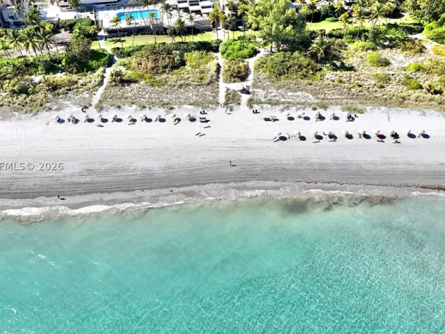 2-bedroom condo for rent in Key Biscayne - 151 Crandon Blvd 120 - MondialRealty