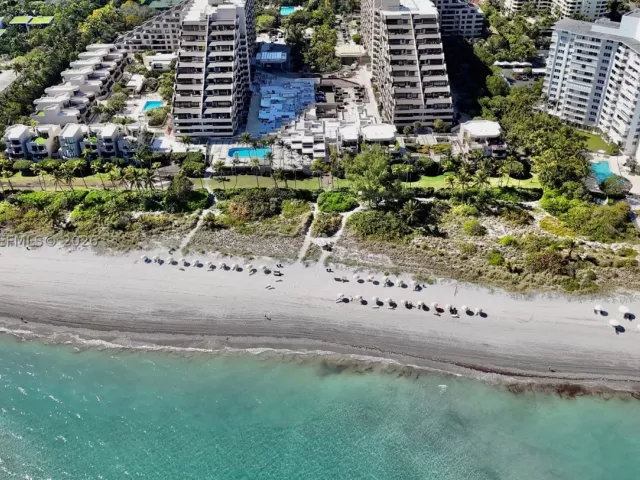 2-bedroom condo for rent in Key Biscayne - 151 Crandon Blvd 120 - MondialRealty