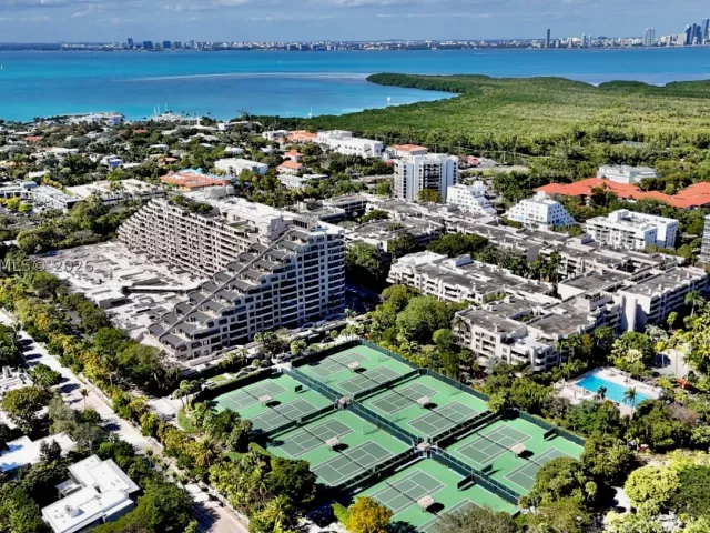 2-bedroom condo for rent in Key Biscayne - 151 Crandon Blvd 120 - MondialRealty