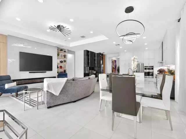 4-bedroom home for sale in Boca Raton - 8252 Essex Country Club Drive - MondialRealty
