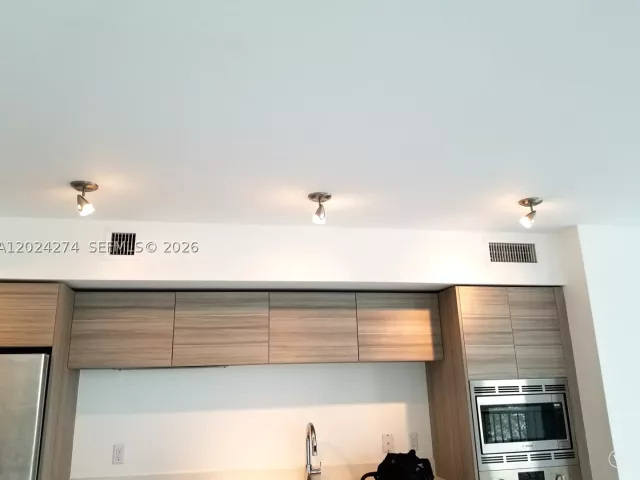 1-bedroom condo for sale in Miami Beach - 6620 INDIAN CREEK DR 104 - MondialRealty