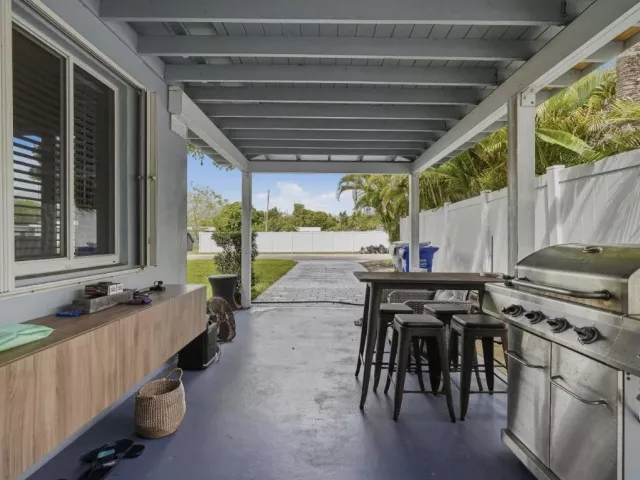 2-bedroom home for sale in Pompano Beach - 712 NE 10th Avenue - MondialRealty