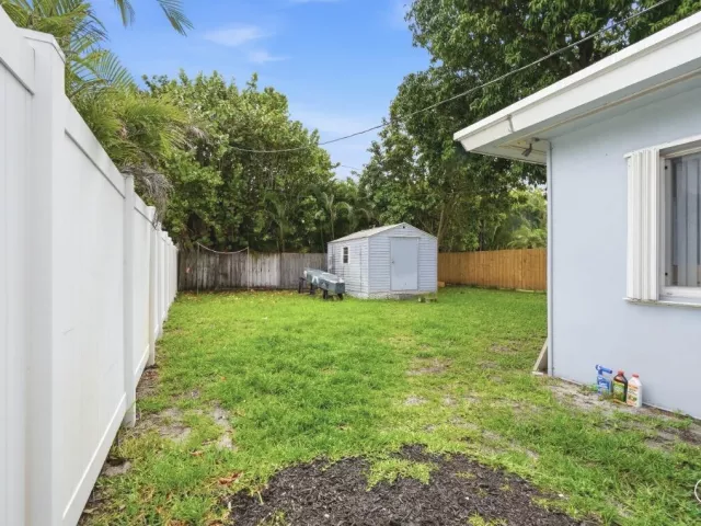 2-bedroom home for sale in Pompano Beach - 712 NE 10th Avenue - MondialRealty