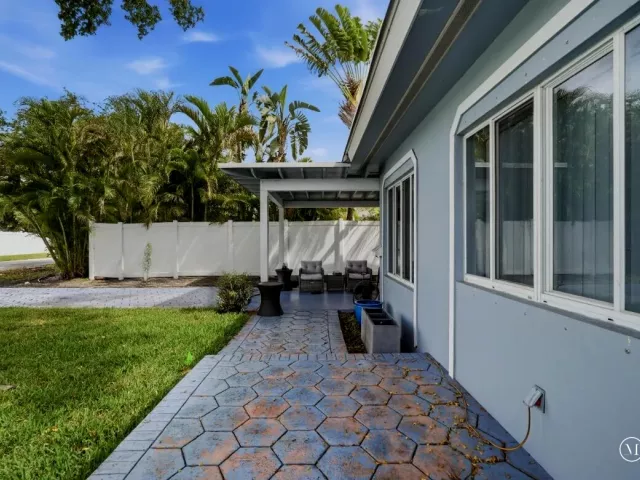2-bedroom home for sale in Pompano Beach - 712 NE 10th Avenue - MondialRealty