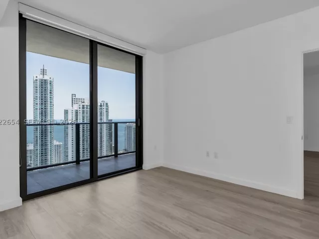 1-bedroom condo for sale in Miami - 45 SW 9th St 3502 - MondialRealty