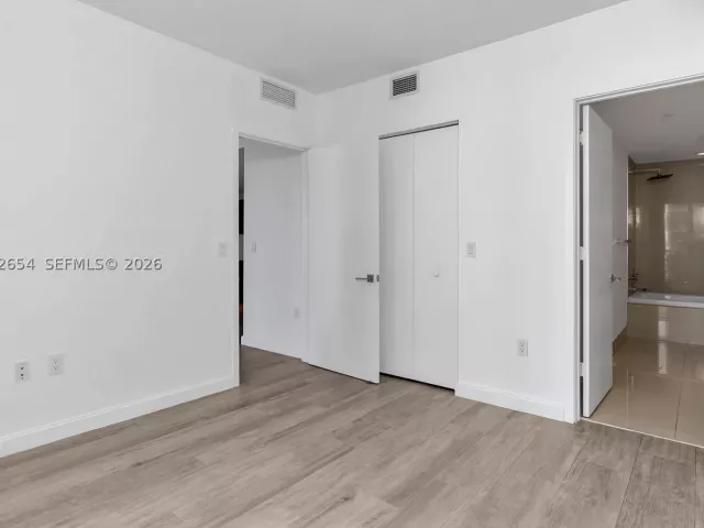 1-bedroom condo for sale in Miami - 45 SW 9th St 3502 - MondialRealty