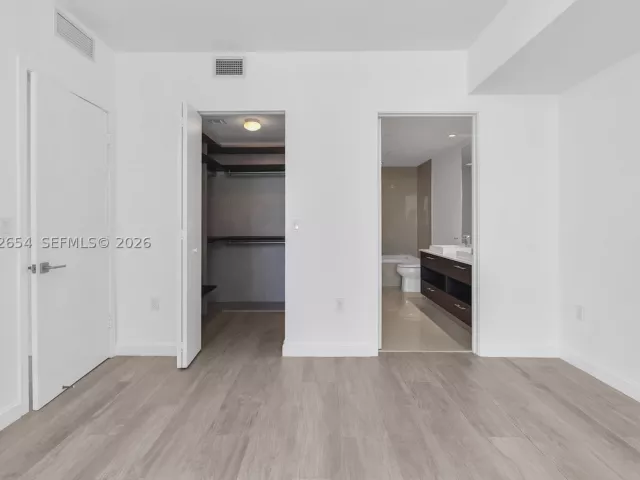 1-bedroom condo for sale in Miami - 45 SW 9th St 3502 - MondialRealty