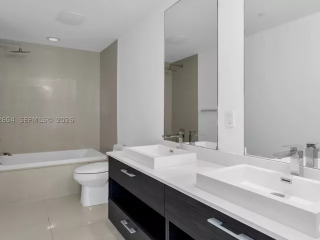1-bedroom condo for sale in Miami - 45 SW 9th St 3502 - MondialRealty