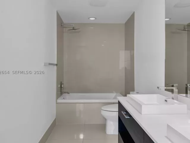 1-bedroom condo for sale in Miami - 45 SW 9th St 3502 - MondialRealty