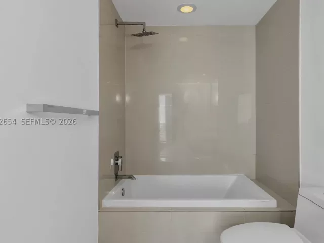 1-bedroom condo for sale in Miami - 45 SW 9th St 3502 - MondialRealty