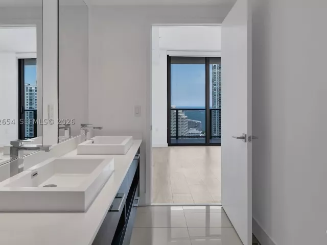 1-bedroom condo for sale in Miami - 45 SW 9th St 3502 - MondialRealty