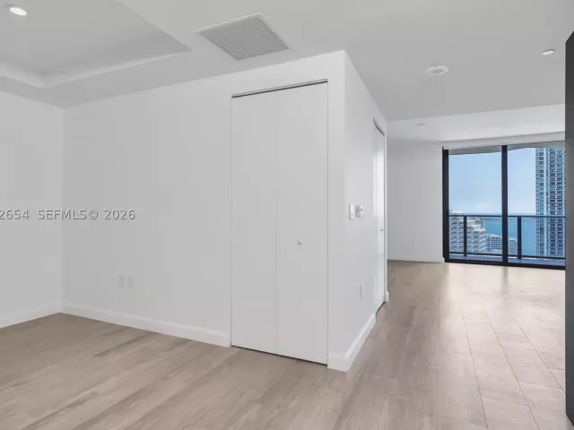 1-bedroom condo for sale in Miami - 45 SW 9th St 3502 - MondialRealty