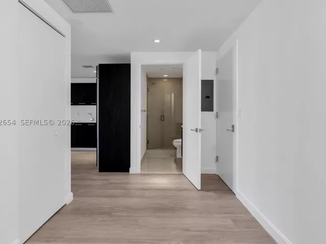 1-bedroom condo for sale in Miami - 45 SW 9th St 3502 - MondialRealty