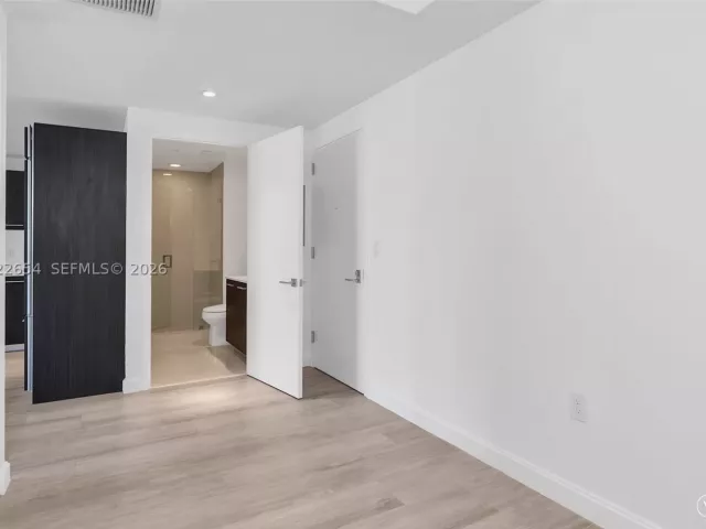 1-bedroom condo for sale in Miami - 45 SW 9th St 3502 - MondialRealty