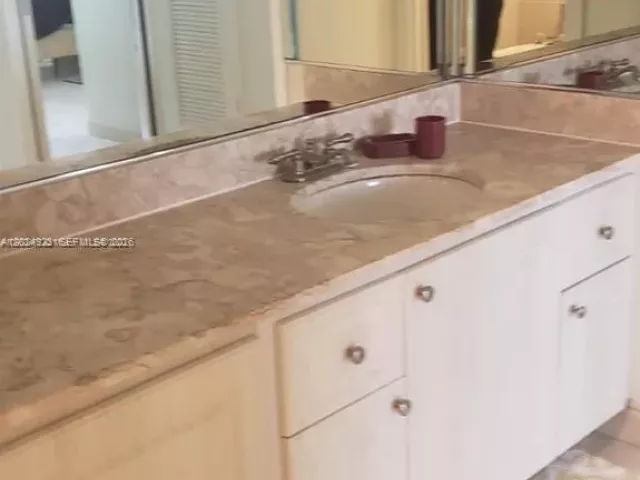 2-bedroom condo for rent in Hollywood - 3725 S Ocean Dr 1208 - MondialRealty