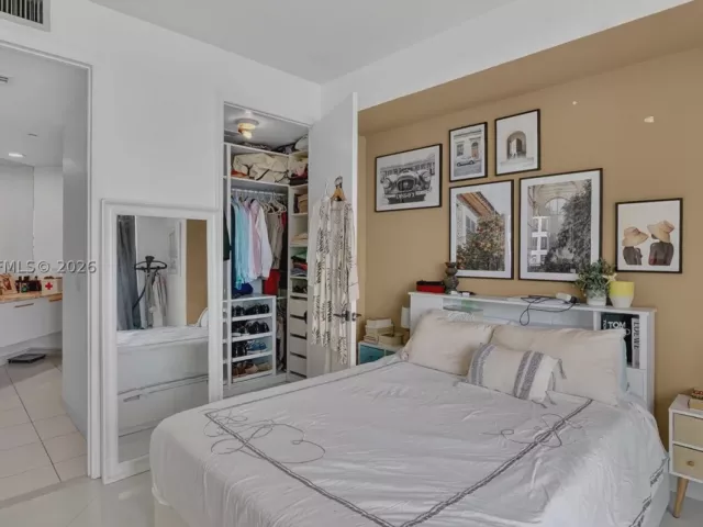 2-bedroom condo for sale in Miami - 500 Brickell Ave 4102 - MondialRealty