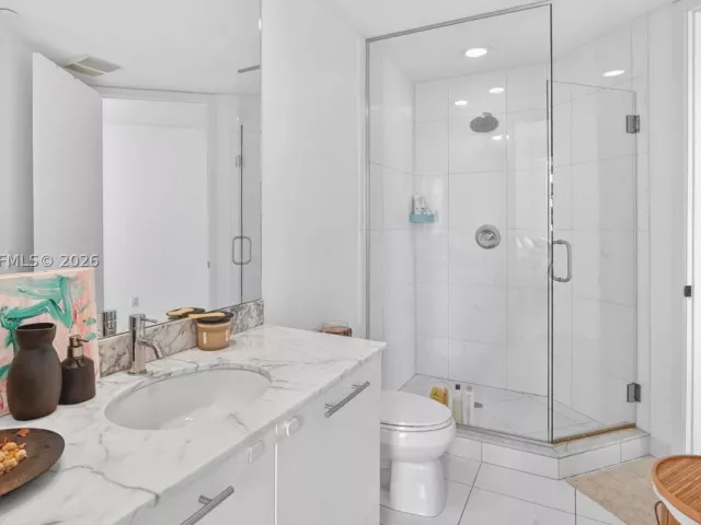 2-bedroom condo for sale in Miami - 500 Brickell Ave 4102 - MondialRealty