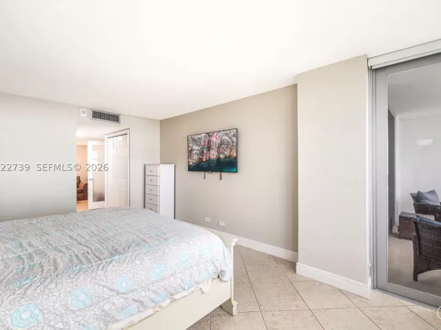2-bedroom condo for rent in Miami Beach - 6039 Collins Ave 936 - MondialRealty