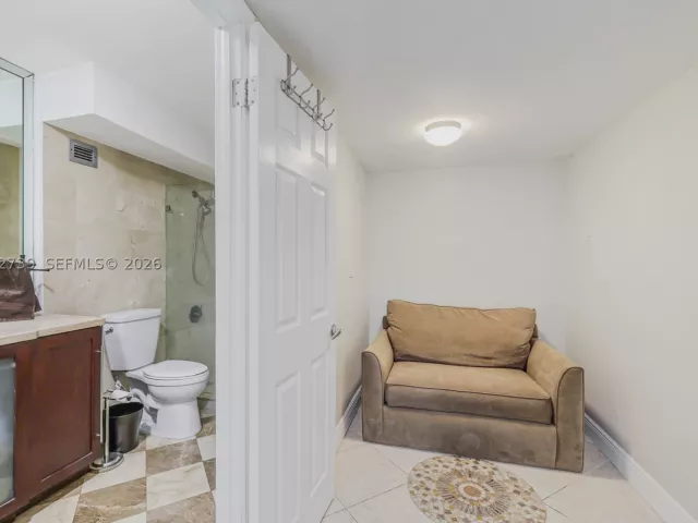 2-bedroom condo for rent in Miami Beach - 6039 Collins Ave 936 - MondialRealty