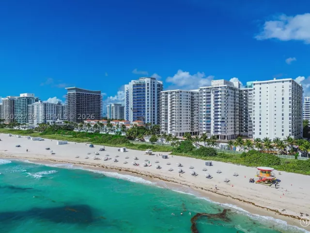 2-bedroom condo for rent in Miami Beach - 6039 Collins Ave 936 - MondialRealty