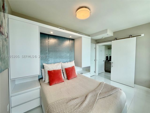 3-bedroom condo for rent in Sunny Isles Beach - 400 Sunny Isles Blvd 1404 - MondialRealty