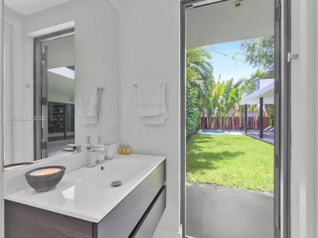 6-bedroom home for sale in Miami - 10 Samana Dr - MondialRealty