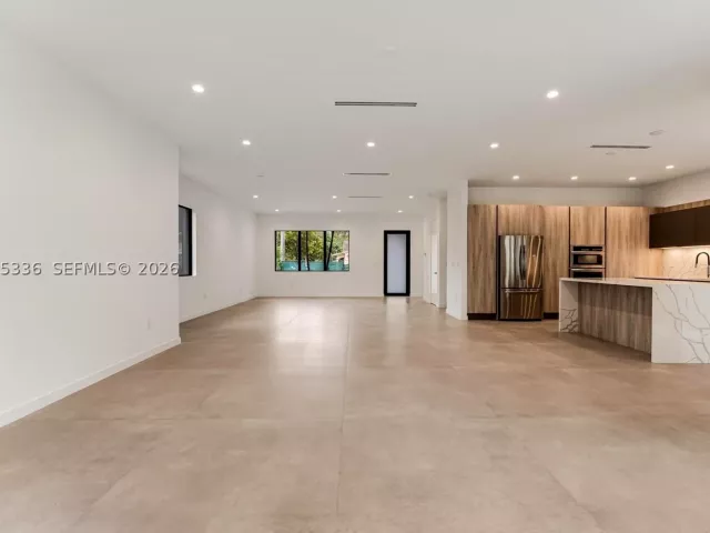 4-bedroom home for rent in Miami - 3370 Thomas Ave - MondialRealty