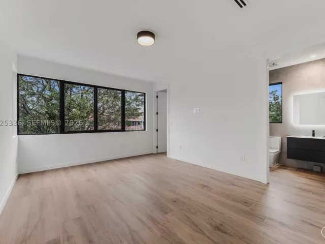 4-bedroom home for rent in Miami - 3370 Thomas Ave - MondialRealty