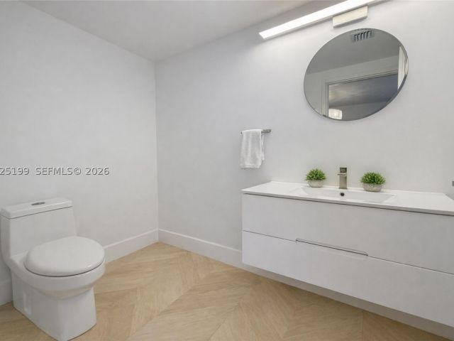 2-bedroom condo for rent in Miami - 1300 Brickell Bay Dr 3408 - MondialRealty