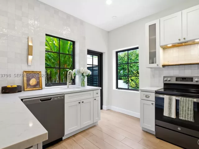 4-bedroom home for sale in Coral Gables - 1220 Cordova St - MondialRealty