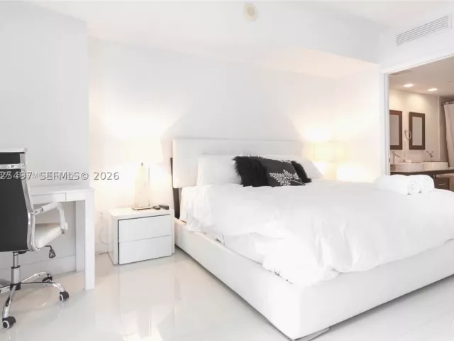 1-bedroom condo for rent in Miami - 485 Brickell Ave 2006 - MondialRealty