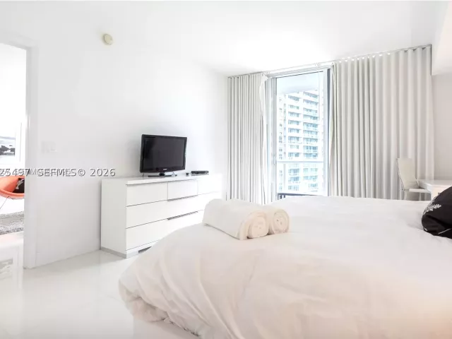 1-bedroom condo for rent in Miami - 485 Brickell Ave 2006 - MondialRealty