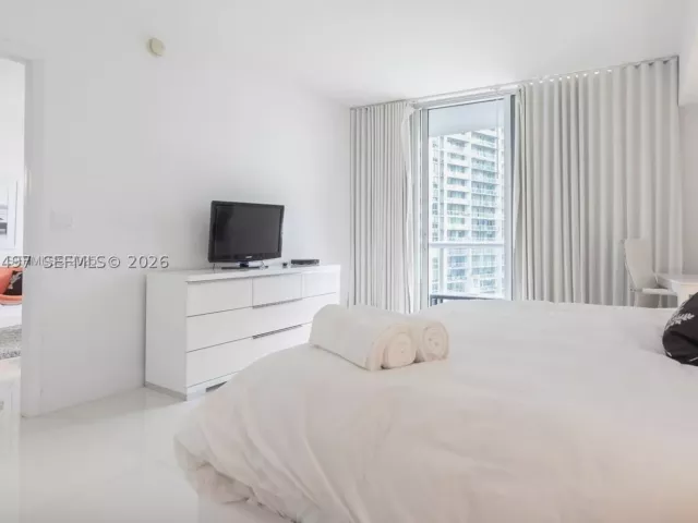 1-bedroom condo for rent in Miami - 485 Brickell Ave 2006 - MondialRealty