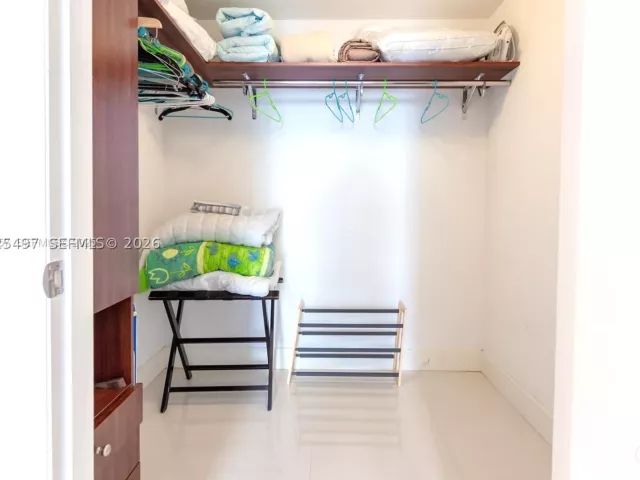 1-bedroom condo for rent in Miami - 485 Brickell Ave 2006 - MondialRealty