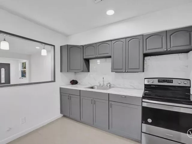 4-bedroom home for sale in Hollywood - 2422 Sherman Street - MondialRealty