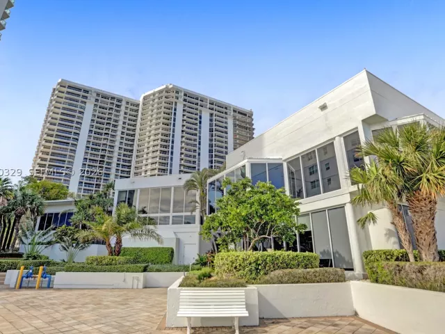 2-bedroom condo for sale in Aventura - 20281 E Country Club Dr 2101 - MondialRealty