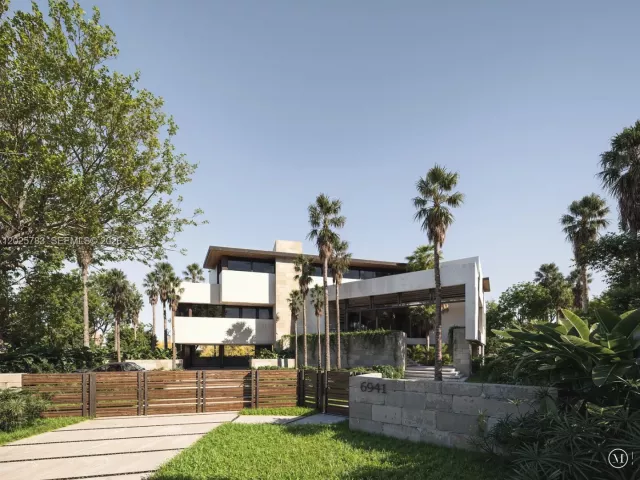 6-bedroom home for sale in Coral Gables - 6941 Sunrise Ct - MondialRealty