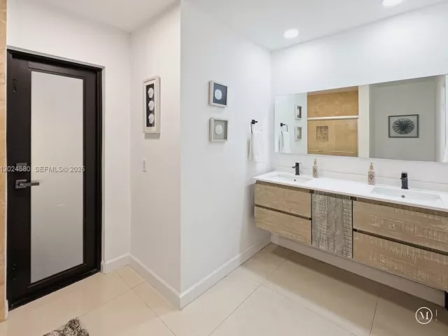 5-bedroom home for sale in Miami - 8695 SW 110th St - MondialRealty