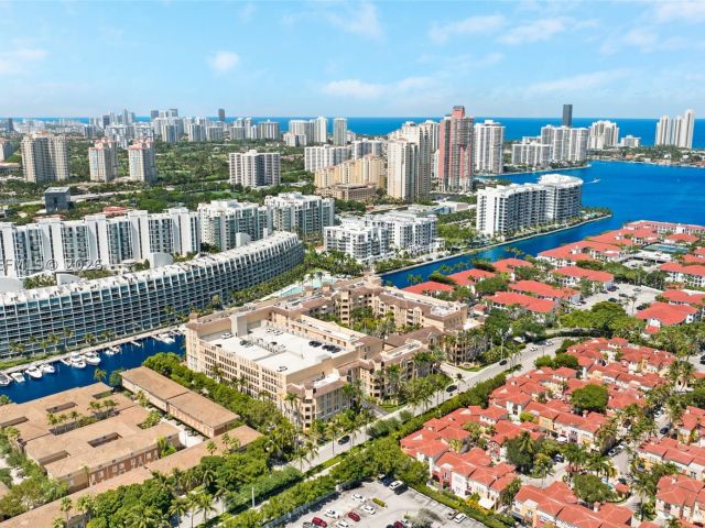 2-bedroom condo for sale in Aventura - 3001 NE 185th St 610 - MondialRealty