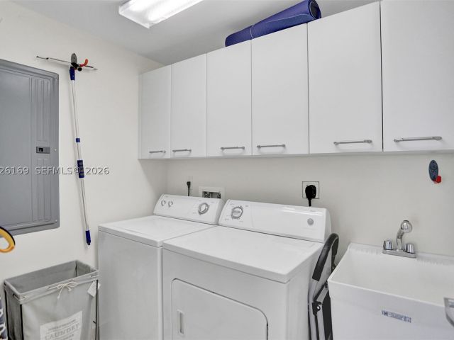 2-bedroom condo for rent in Hollywood - 3101 S Ocean Dr 2005 (available June 18 ) - MondialRealty