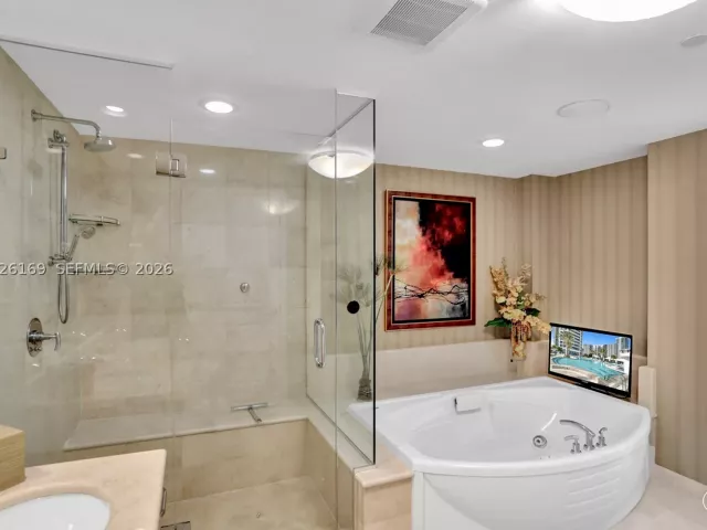 2-bedroom condo for rent in Hollywood - 3101 S Ocean Dr 2005 (available June 18 ) - MondialRealty