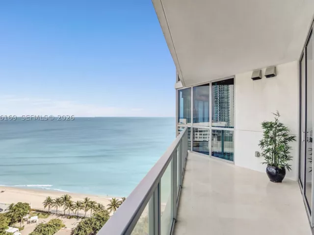 2-bedroom condo for rent in Hollywood - 3101 S Ocean Dr 2005 (available June 18 ) - MondialRealty