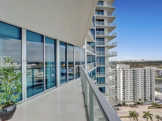 2-bedroom condo for rent in Hollywood - 3101 S Ocean Dr 2005 (available June 18 ) - MondialRealty