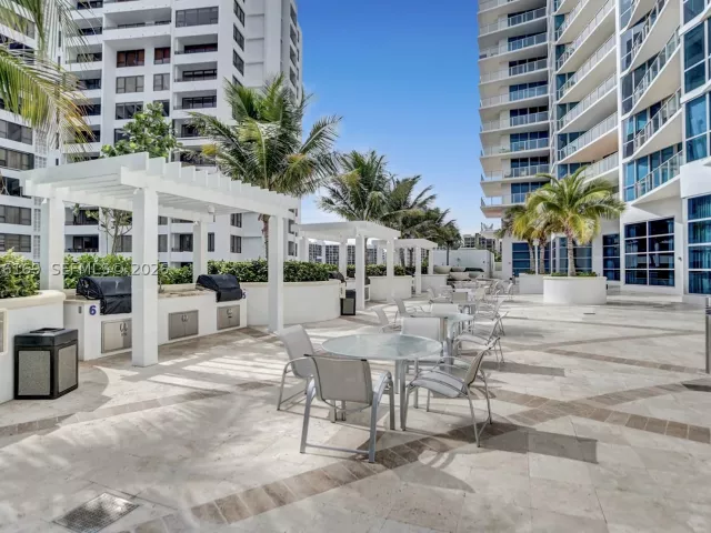 2-bedroom condo for rent in Hollywood - 3101 S Ocean Dr 2005 (available June 18 ) - MondialRealty