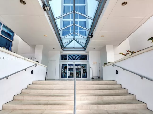 2-bedroom condo for rent in Hollywood - 3101 S Ocean Dr 2005 (available June 18 ) - MondialRealty