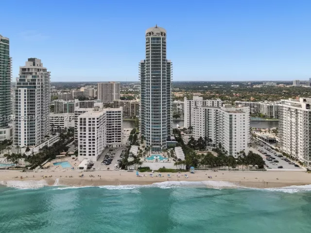 2-bedroom condo for rent in Hollywood - 3101 S Ocean Dr 2005 (available June 18 ) - MondialRealty