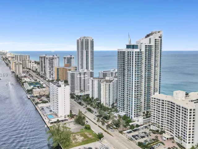 2-bedroom condo for rent in Hollywood - 3101 S Ocean Dr 2005 (available June 18 ) - MondialRealty