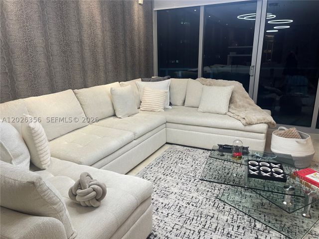 3-bedroom condo for sale in Hollywood - 3101 S Ocean Dr 1707 - MondialRealty
